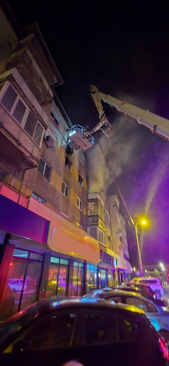 Trei persoane, duse la spital în urma unui incendiu izbucnit într-un bloc din Oradea. Mai mulţi locatari, evacuaţi cu autoscara. Focul a pornit de la o lumânare lăsată nesupravegheată – FOTO, VIDEO