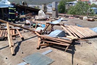 Vaslui: Bărbat mort, după ce un acoperiş luat de vânt a căzut peste el – FOTO