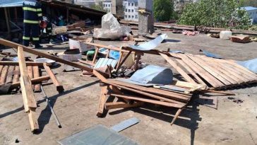 Vaslui: Bărbat mort, după ce un acoperiş luat de vânt a căzut peste el – FOTO