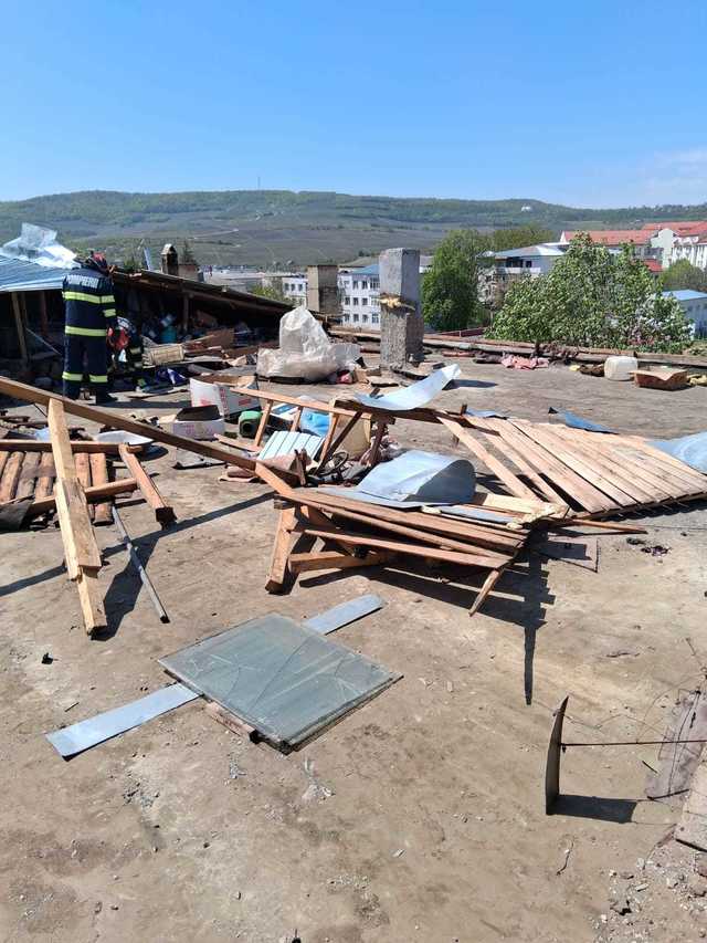 Vaslui: Bărbat mort, după ce un acoperiş luat de vânt a căzut peste el – FOTO