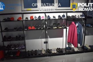 Bihor: Magazin clandestin cu produse posibil contrafăcute, descoperit de poliţişti în urma a trei percheziţii făcute la locuinţele deţinute de un orădean – FOTO