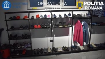 Bihor: Magazin clandestin cu produse posibil contrafăcute, descoperit de poliţişti în urma a trei percheziţii făcute la locuinţele deţinute de un orădean – FOTO