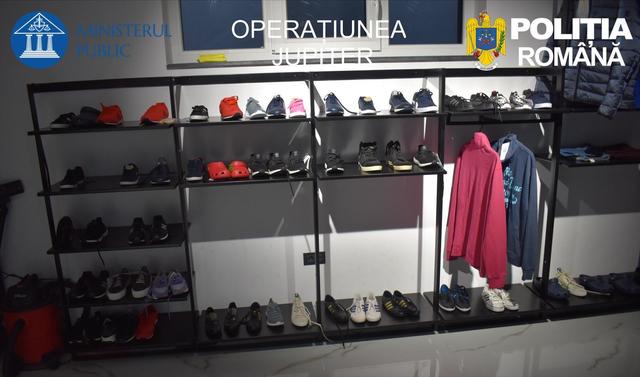 Bihor: Magazin clandestin cu produse posibil contrafăcute, descoperit de poliţişti în urma a trei percheziţii făcute la locuinţele deţinute de un orădean – FOTO