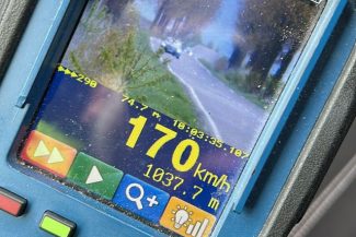 Botoşani: O maşină a fost înregistrată de aparatul radar când circula cu 170 km/h în localitate / Şoferul a fost amendat cu 4000 de lei şi lăsat fără permis pentru patru luni – FOTO