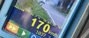 Botoşani: O maşină a fost înregistrată de aparatul radar când circula cu 170 km/h în localitate / Şoferul a fost amendat cu 4000 de lei şi lăsat fără permis pentru patru luni – FOTO