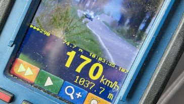 Botoşani: O maşină a fost înregistrată de aparatul radar când circula cu 170 km/h în localitate / Şoferul a fost amendat cu 4000 de lei şi lăsat fără permis pentru patru luni – FOTO