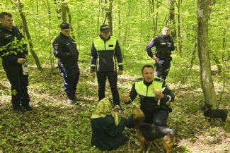Botoşani: Femeie de 94 de ani, dispărută de acasă de două zile, găsită teafără într-o pădure la cinci kilometri de locuinţă / Ea era însoţită de doi dintre câinii săi / În căutări au fost folosite şi drone dotate cu termoviziune – FOTO