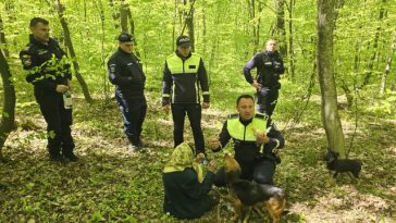 Botoşani: Femeie de 94 de ani, dispărută de acasă de două zile, găsită teafără într-o pădure la cinci kilometri de locuinţă / Ea era însoţită de doi dintre câinii săi / În căutări au fost folosite şi drone dotate cu termoviziune – FOTO