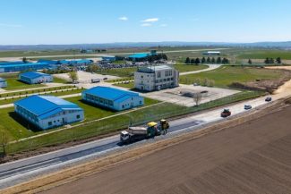 Şeful Consiliului Judeţean Suceava anunţă că a început asfaltarea noului drum de legătură dintre municipiu şi aeroport. Drumul măsoară cinci kilometri, iar investiţia se ridică la aproape 24 milioane de lei