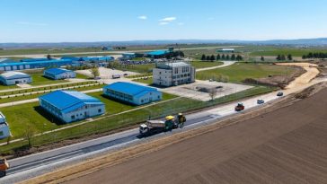 Şeful Consiliului Judeţean Suceava anunţă că a început asfaltarea noului drum de legătură dintre municipiu şi aeroport. Drumul măsoară cinci kilometri, iar investiţia se ridică la aproape 24 milioane de lei
