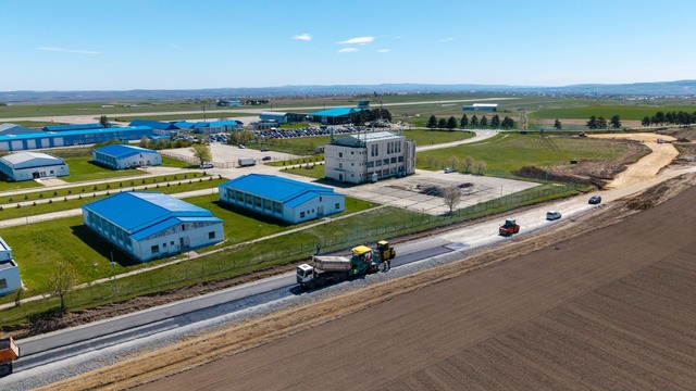 Şeful Consiliului Judeţean Suceava anunţă că a început asfaltarea noului drum de legătură dintre municipiu şi aeroport. Drumul măsoară cinci kilometri, iar investiţia se ridică la aproape 24 milioane de lei