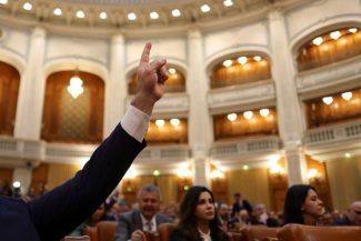 MOŢIUNEA DE CENZURĂ PSD-AUR, care s-ar putea solda cu plecarea Guvernului Bolojan – Bolojan, în plen, către PSD: Dacă e adevărată moţiunea, unde aţi fost până acum, nu în Guvern?  – VIDEO, FOTO