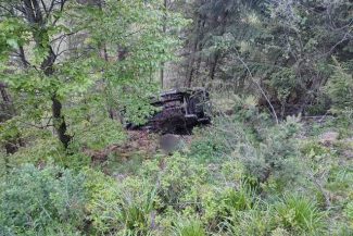 Suceava: Doi răniţi, după ce maşina în care se aflau s-a răsturnat într-o zonă greu accesibilă