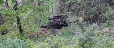 Suceava: Doi răniţi, după ce maşina în care se aflau s-a răsturnat într-o zonă greu accesibilă