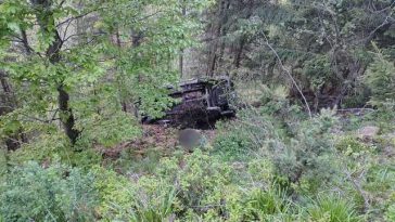 Suceava: Doi răniţi, după ce maşina în care se aflau s-a răsturnat într-o zonă greu accesibilă