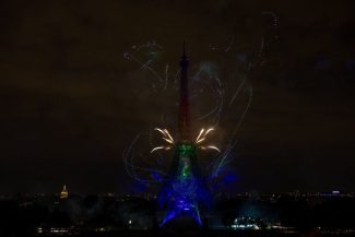 Focul de artificii de Ziua Naţională a Franţei, la Turnul Eiffel, devansat la 13 iulie, în omagiul victimelor, la marcarea a zece ani de la atentatul de la Nisa. Defilarea militară, menţinută la 14 iulie