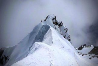 Un număr record de 274 de alpinişti au escaladat Everestul pe ruta din Nepal într-o singură zi
