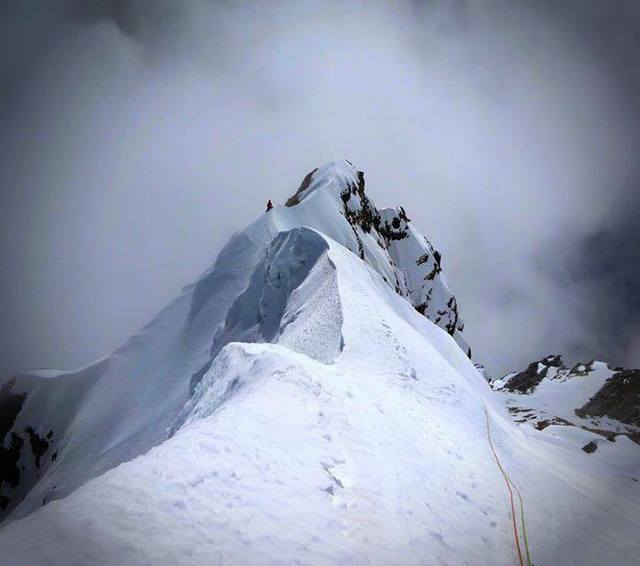 Un număr record de 274 de alpinişti au escaladat Everestul pe ruta din Nepal într-o singură zi