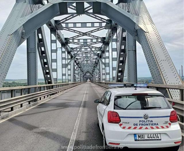 Traficul rutier pe podul Giurgiu-Ruse, dirijat prin piloţi. Staţionarea autovehiculelor pe pod, interzisă