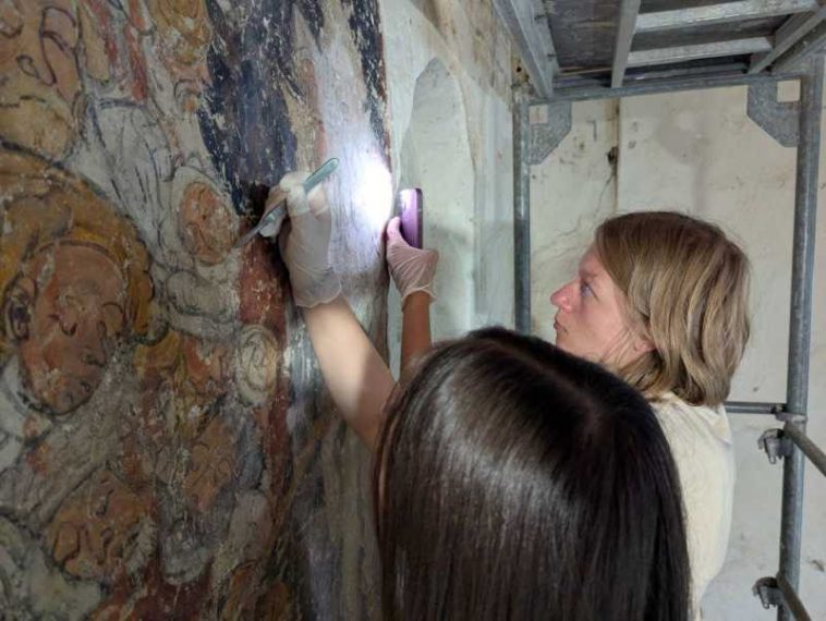 Sibiu: Cea mai mare frescă medievală din Transilvania, restaurată cu studenți din șapte țări