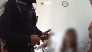 O femeie din Capitală a încercat să se arunce de la etajul trei; a fost salvată de sora ei și un echipaj de poliție