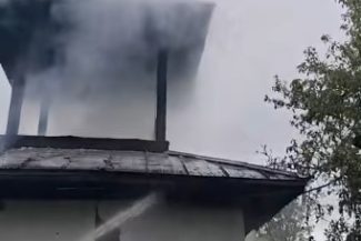 VIDEO Vâlcea: Incendiu izbucnit la clopotnița unei biserici din Lădești după ce ar fi explodat centrala termică