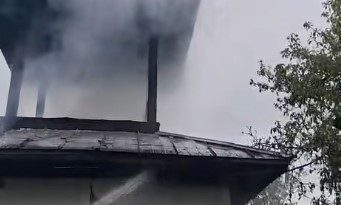 VIDEO Vâlcea: Incendiu izbucnit la clopotnița unei biserici din Lădești după ce ar fi explodat centrala termică