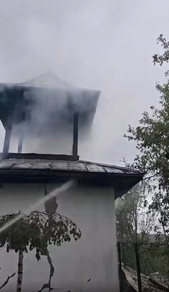 VIDEO Vâlcea: Incendiu izbucnit la clopotnița unei biserici din Lădești după ce ar fi explodat centrala termică