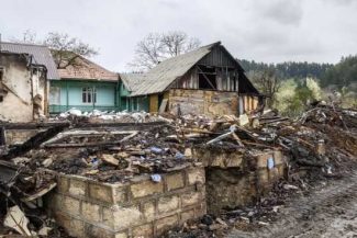 REPORTAJ Soveja după incendiu – între cenușă și speranța reconstrucției; autoritățile promit locuințe până în toamnă (FOTO/VIDEO)