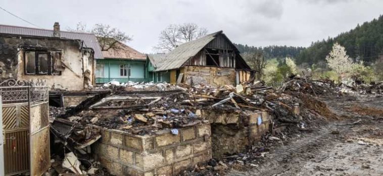 REPORTAJ Soveja după incendiu – între cenușă și speranța reconstrucției; autoritățile promit locuințe până în toamnă (FOTO/VIDEO)
