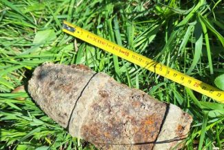 Botoșani: Proiectil exploziv, descoperit de un bărbat în timp ce săpa în curte (GALERIE FOTO)