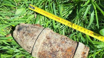 Botoșani: Proiectil exploziv, descoperit de un bărbat în timp ce săpa în curte (GALERIE FOTO)