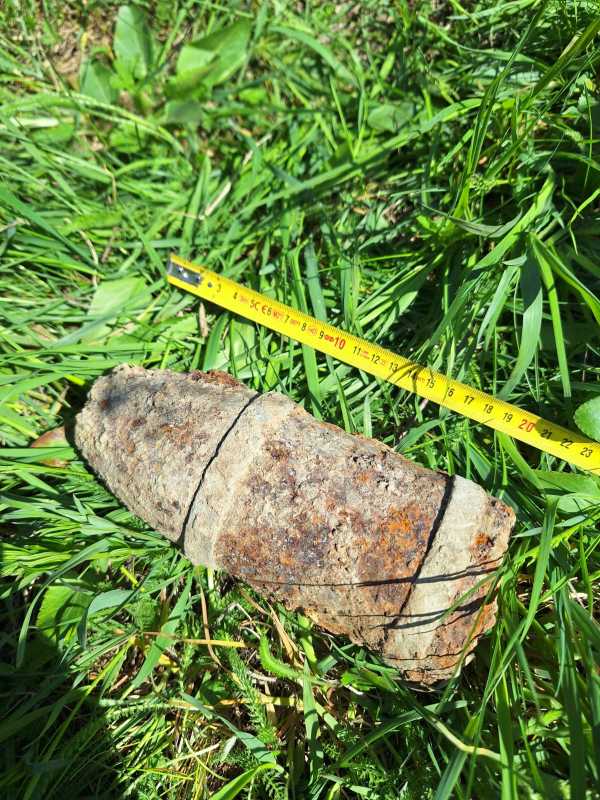 Botoșani: Proiectil exploziv, descoperit de un bărbat în timp ce săpa în curte (GALERIE FOTO)