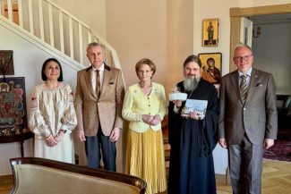 Familia Regală – prezentă la o slujbă oficiată de episcopul Macarie la Stockholm; întâlnire cu români din Suedia (GALERIE FOTO)