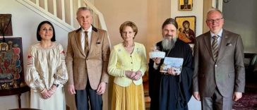 Familia Regală – prezentă la o slujbă oficiată de episcopul Macarie la Stockholm; întâlnire cu români din Suedia (GALERIE FOTO)