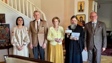 Familia Regală – prezentă la o slujbă oficiată de episcopul Macarie la Stockholm; întâlnire cu români din Suedia (GALERIE FOTO)