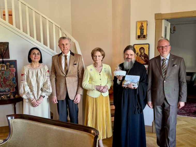 Familia Regală – prezentă la o slujbă oficiată de episcopul Macarie la Stockholm; întâlnire cu români din Suedia (GALERIE FOTO)