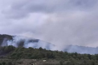 Caraș-Severin: Elicopter MAI solicitat la incendiul de la Ilova, unde intervin peste 45 de pompieri
