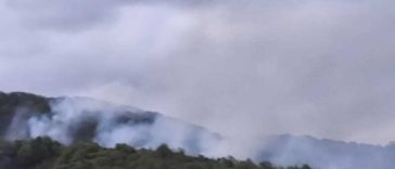 UPDATE Caraș-Severin: Pompierii au sistat misiunile de stingere a incendiului de la Ilova; intervenția va fi reluată duminică dimineața