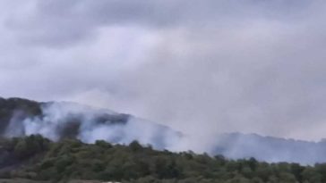 UPDATE Caraș-Severin: Pompierii au sistat misiunile de stingere a incendiului de la Ilova; intervenția va fi reluată duminică dimineața