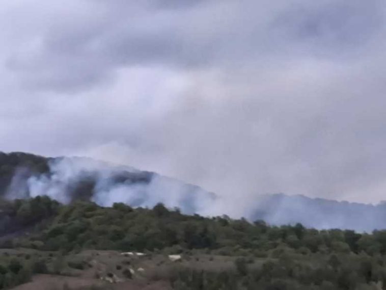 Caraș-Severin: Elicopter MAI solicitat la incendiul de la Ilova, unde intervin peste 45 de pompieri