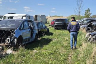 Suceava: Mașini furate din Marea Britanie, descoperite într-un centru de demembrări din Bunești