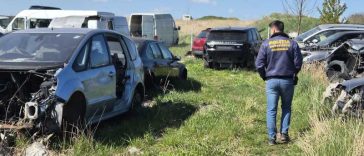 Suceava: Mașini furate din Marea Britanie, descoperite într-un centru de demembrări din Bunești