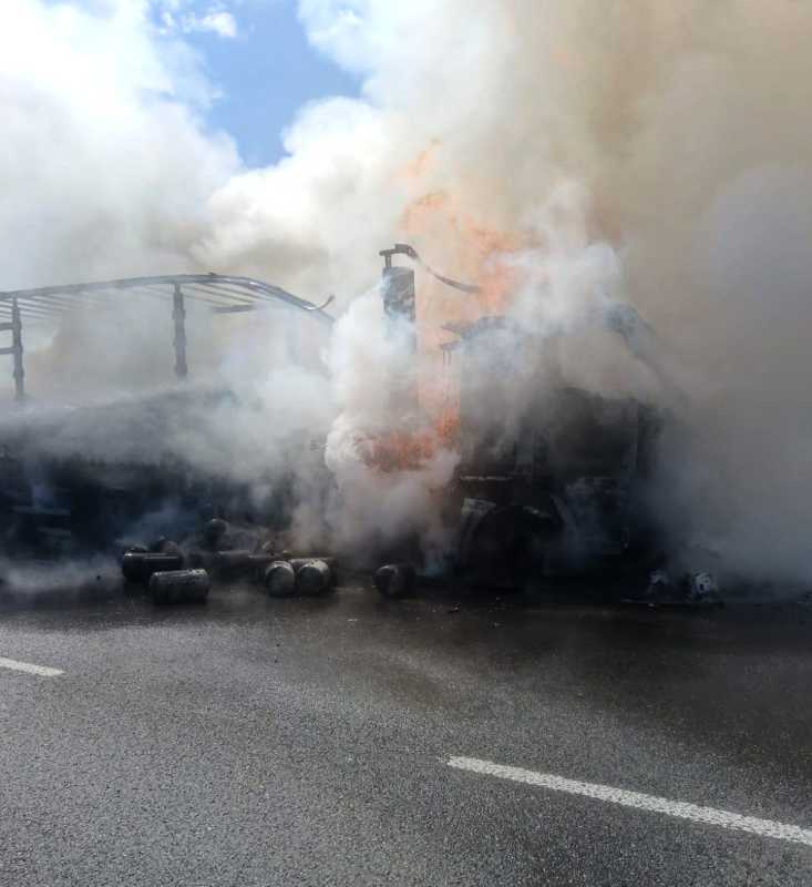 Caraș-Severin: Incendiu la un autotren care transporta butelii goale, pe DN 6, între localitățile Armeniș și Teregova