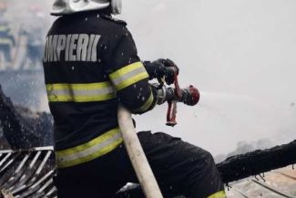 Sibiu: Cabană distrusă de un incendiu între localitățile Jina și Dobra; mai multe persoane s-au autoevacuat