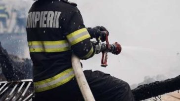 Sibiu: Cabană distrusă de un incendiu între localitățile Jina și Dobra; mai multe persoane s-au autoevacuat