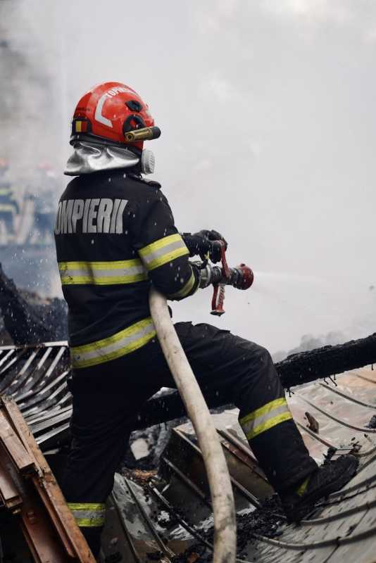 Sibiu: Cabană distrusă de un incendiu între localitățile Jina și Dobra; mai multe persoane s-au autoevacuat