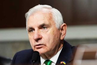 Un senator democrat proeminent susține că noi lovituri aeriene nu vor rezolva situația din Iran