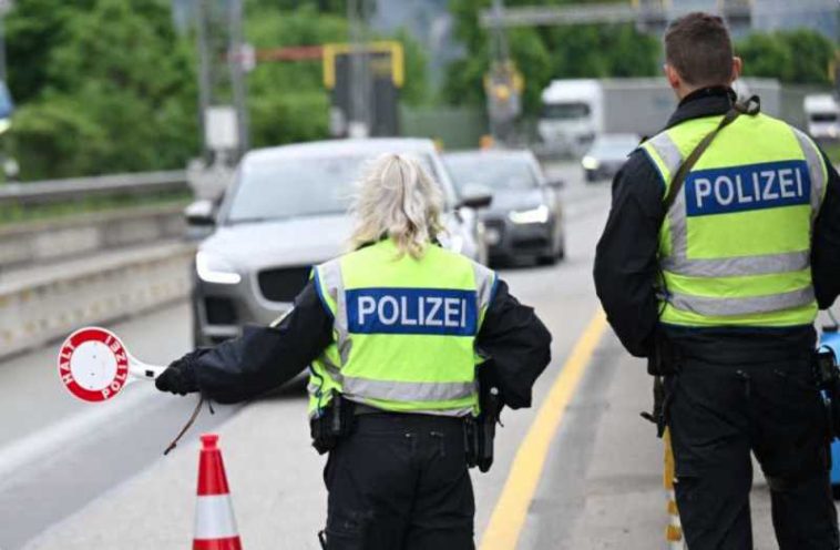 Germania va menține controalele la frontiere, promite ministrul de interne