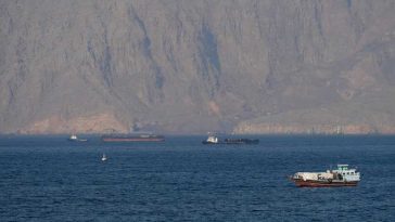 Iranul amenință că va ataca forțele americane care se apropie de Strâmtoarea Ormuz